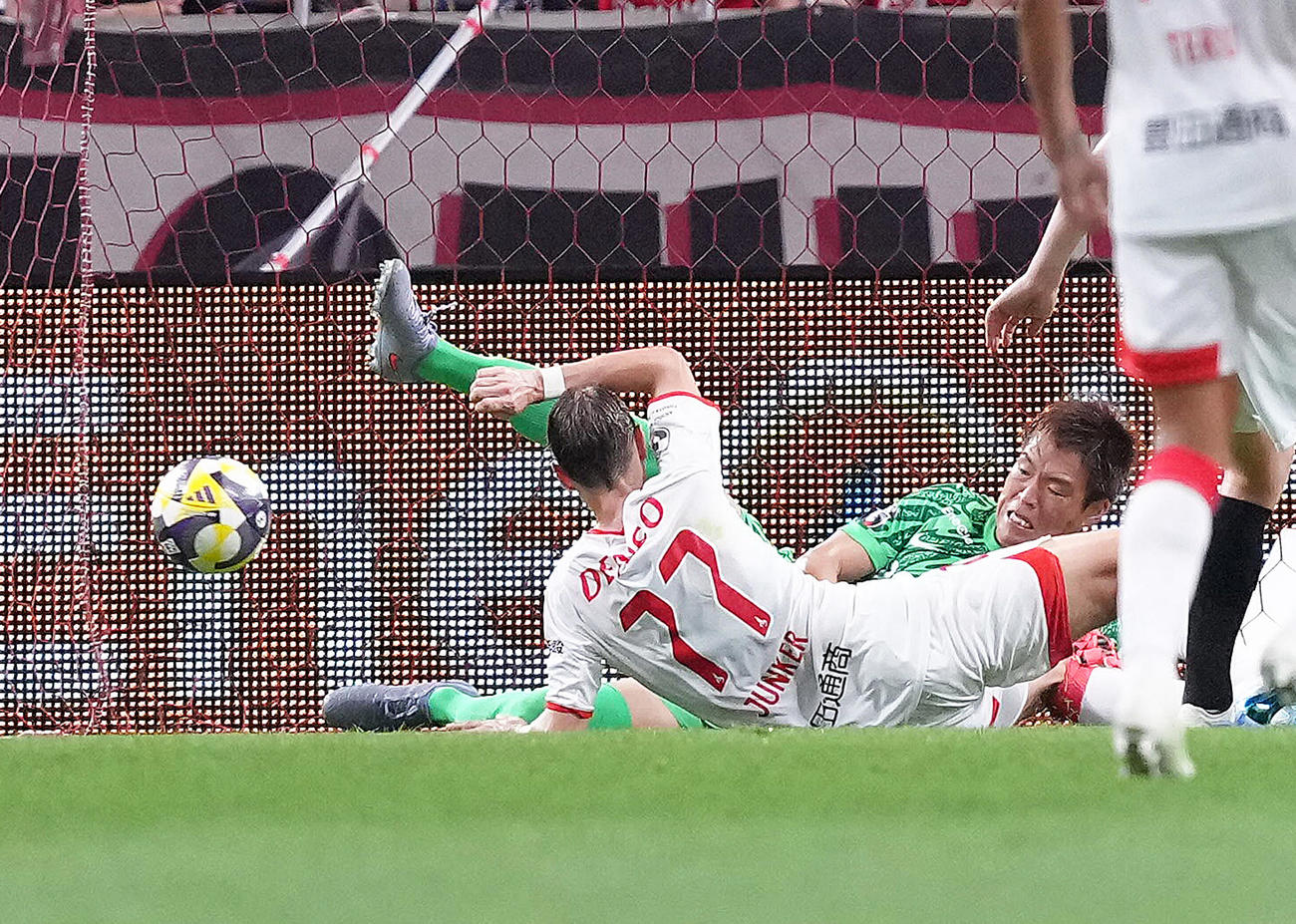 浦和対名古屋　前半、名古屋ユンカー（手前）のシュートに好セーブを見せる浦和GK西川（撮影・足立雅史）