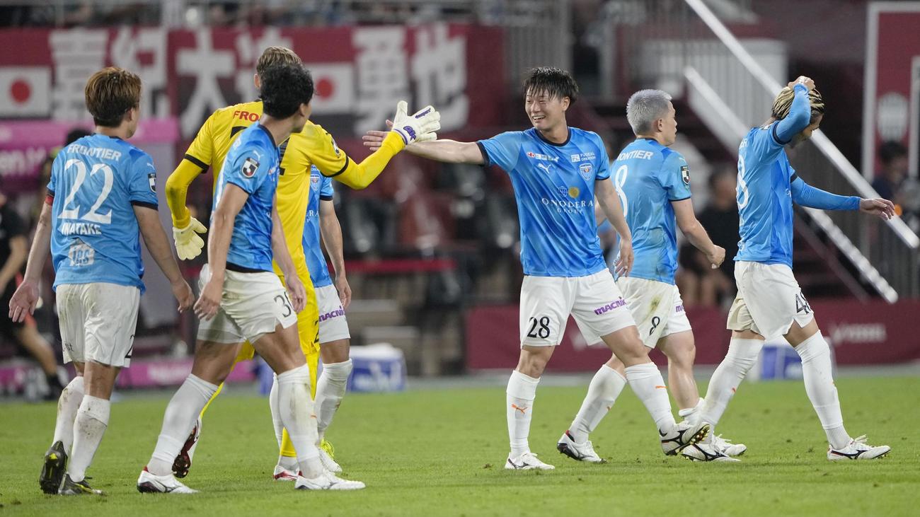 神戸対横浜FC　神戸に勝利し、タッチを交わす横浜FCイレブン（共同）