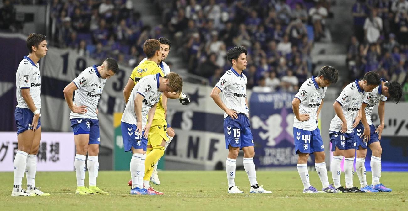 広島に敗れ、肩を落とすG大阪イレブン（共同）