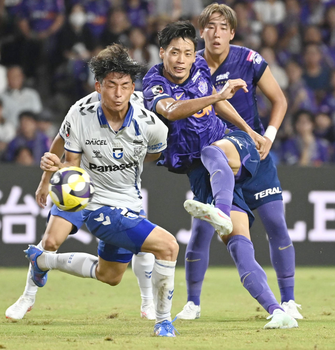 後半、ゴールを狙う広島・木下（右、共同）