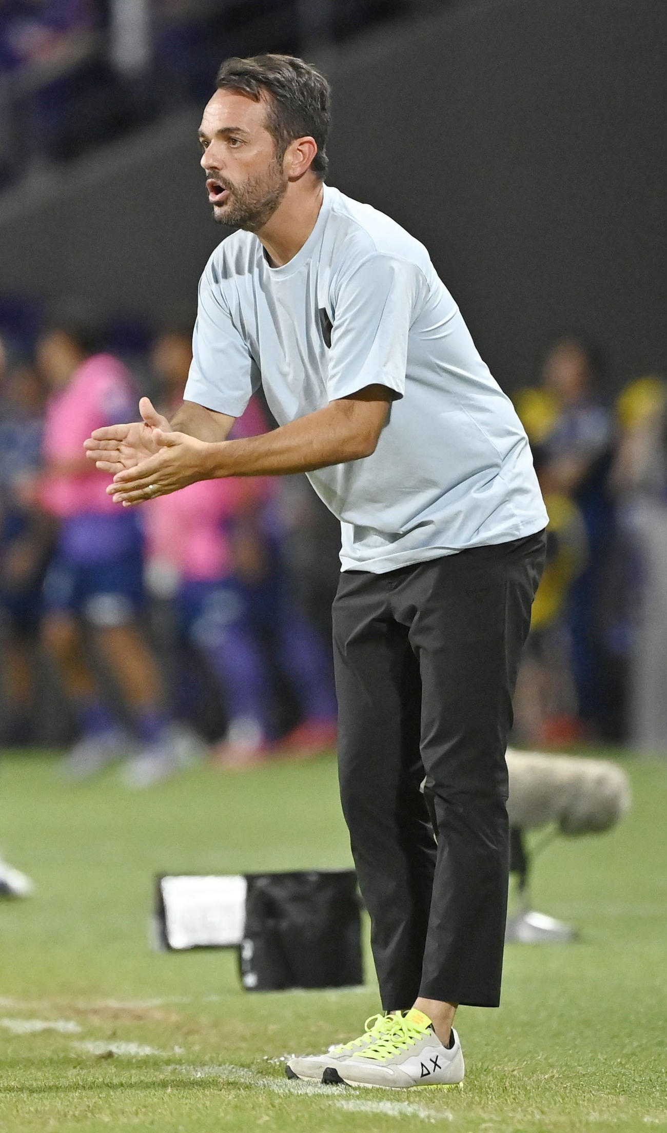 前半、指示を出すG大阪・ポヤトス監督（共同）