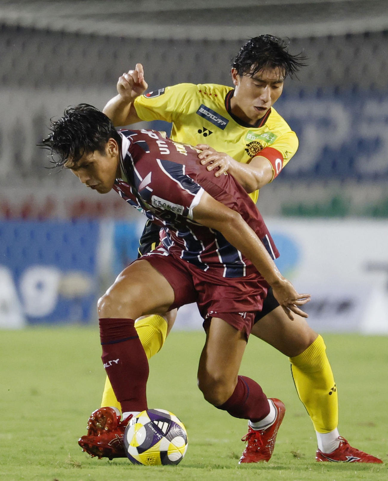 後半、競り合う岡山・一美（手前）と柏・古賀