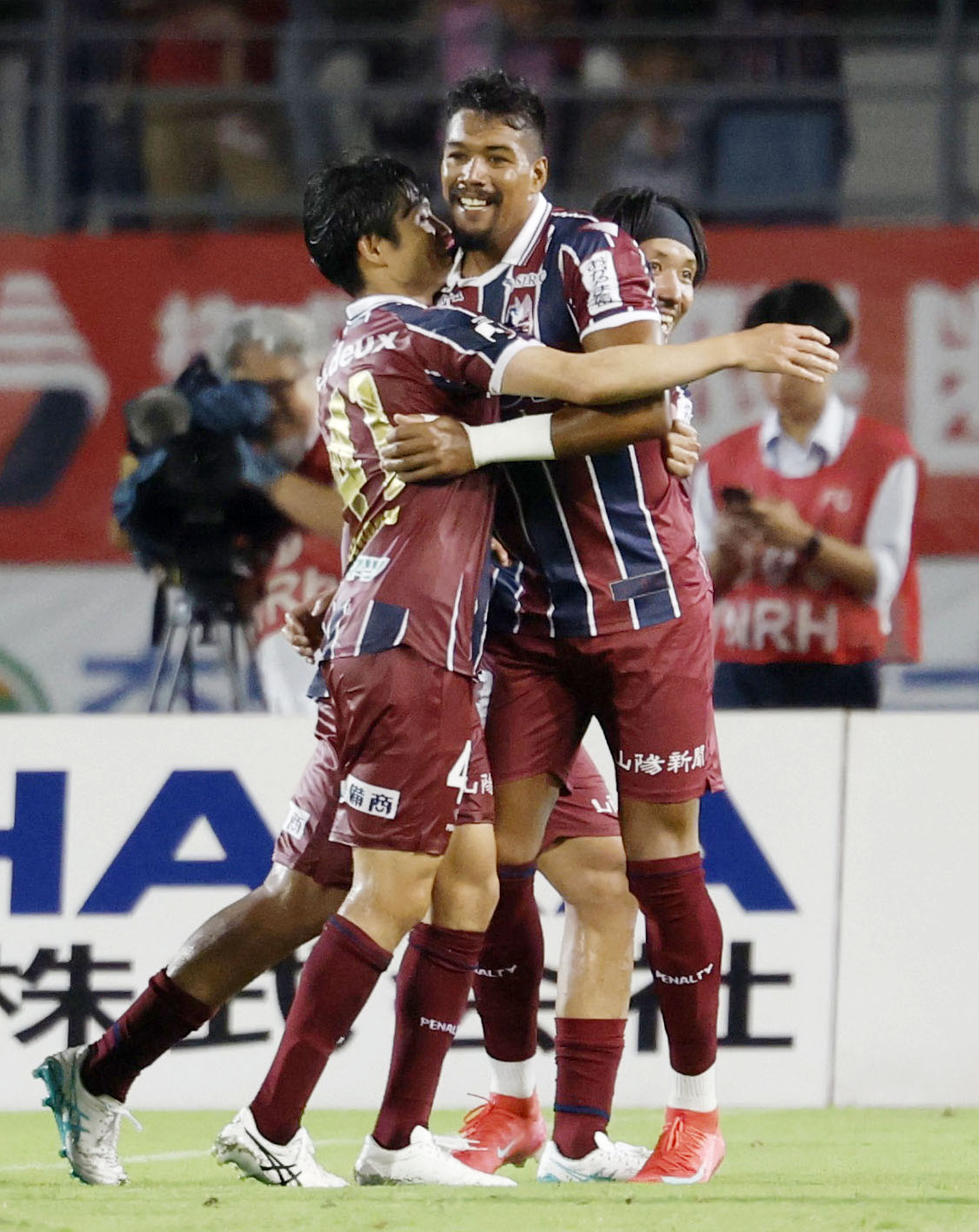 後半、ゴールを決め喜ぶ岡山・ルカオ（中央）