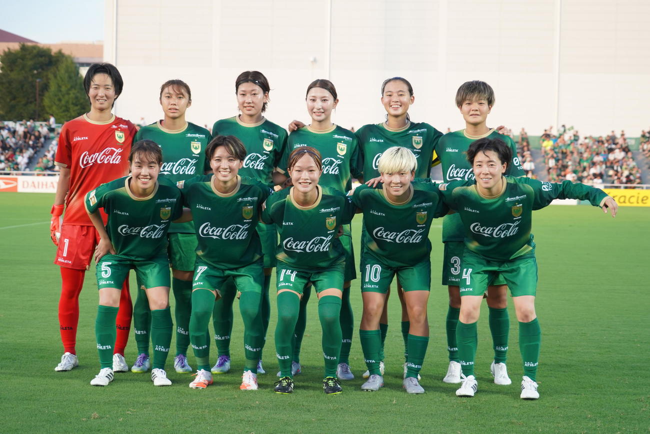 WEリーグ第2節東京日テレヴェルディベレーザ対ノジマステラ神奈川相模原戦で並ぶ東京日テレヴェルディベレーザイレブン（撮影・佐藤成）