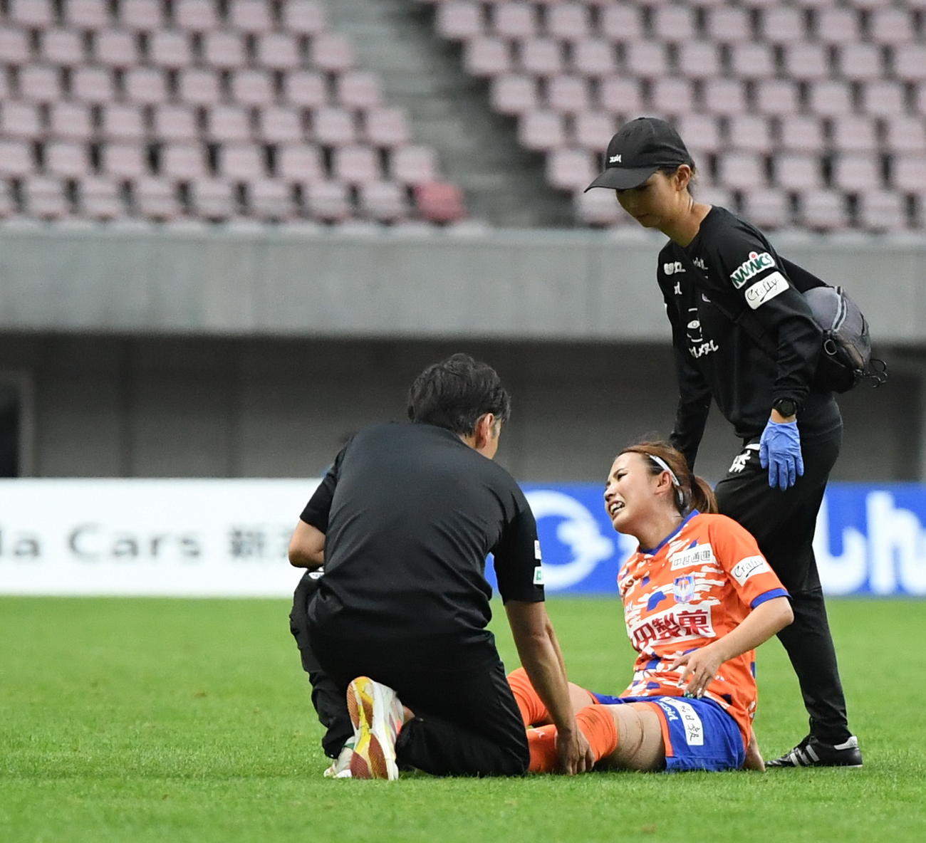 ファウルを受け表情をゆがめる新潟L滝川結女（中央）（撮影・小林忠）