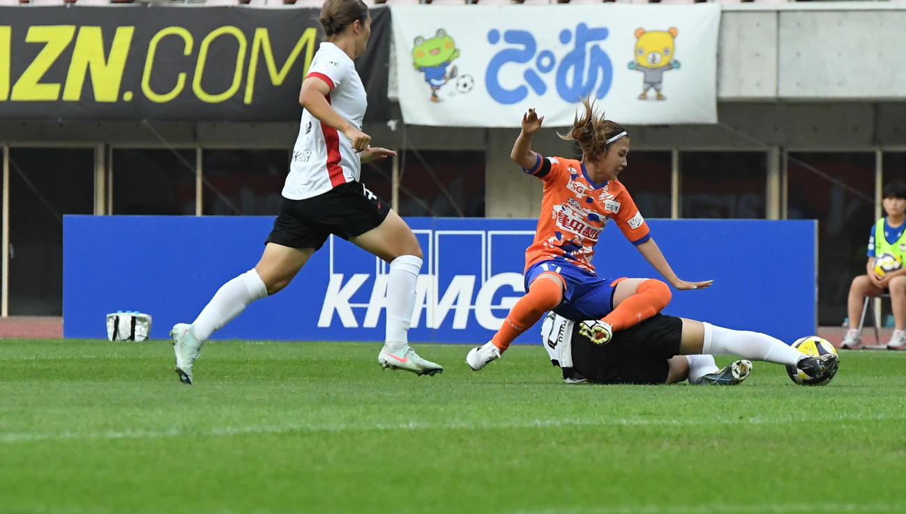 相手と競り合う新潟L滝川（中央）（撮影・小林忠）