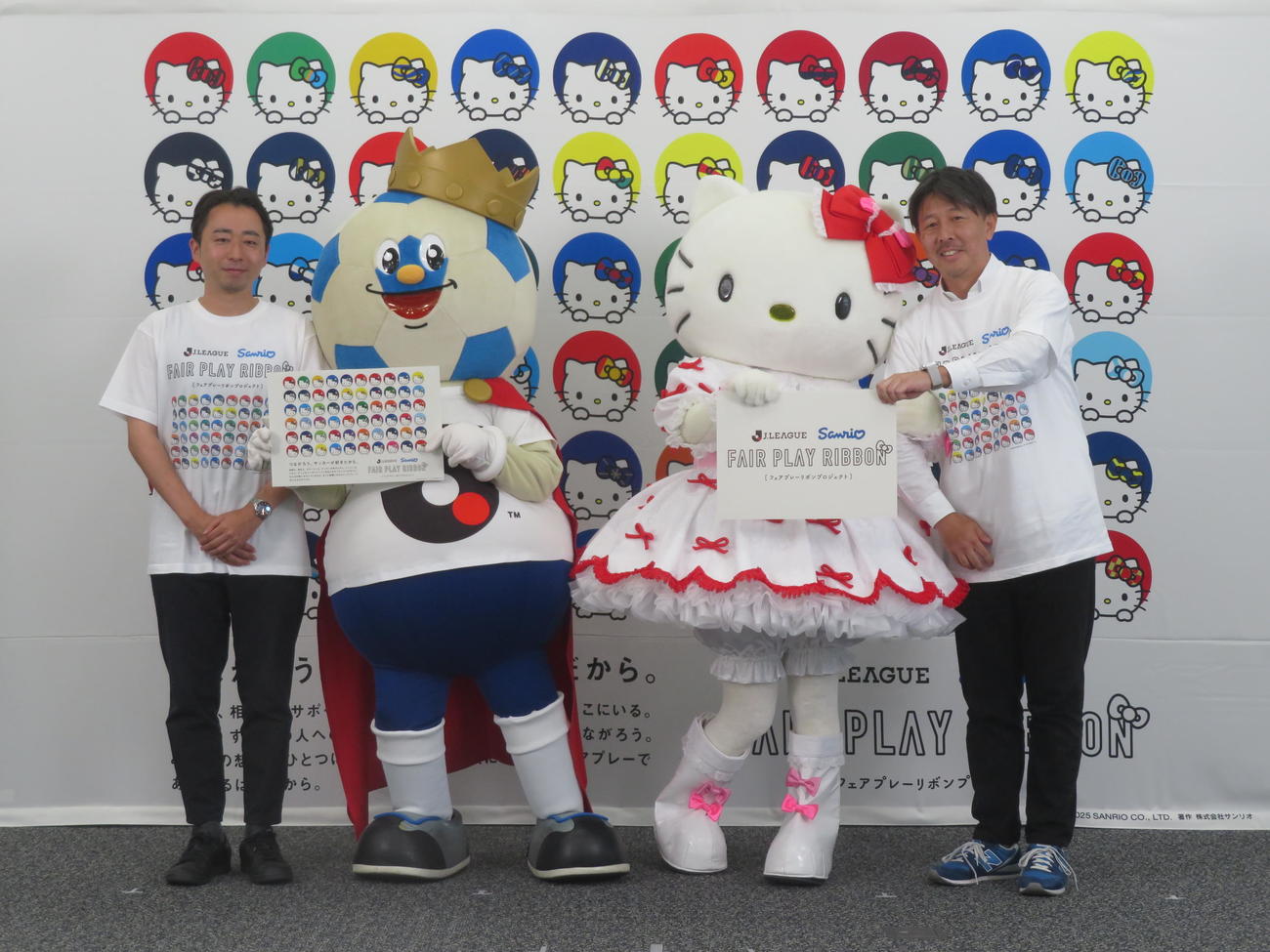 Jリーグとサンリオの共同企画「フェアプレーリボンプロジェクト」の発表会見に出席した、左からJリーグの鈴木章吾執行役員、Jリーグキング、ハローキティ、サンリオの柴田貞規常務執行役員（撮影・佐藤成）