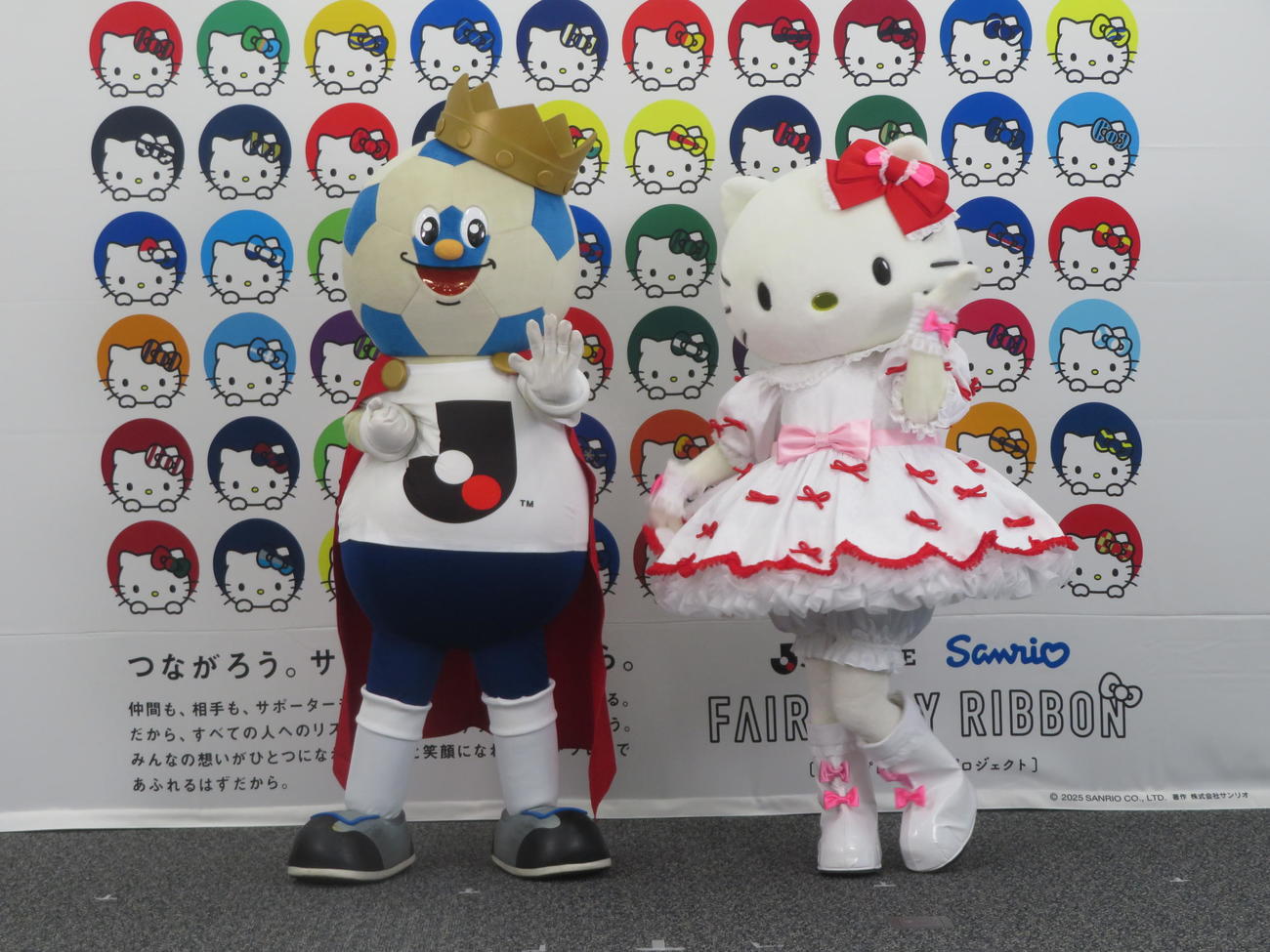 Jリーグとサンリオの共同企画「フェアプレーリボンプロジェクト」の発表会見に出席したJリーグキングとハローキティ（撮影・佐藤成）