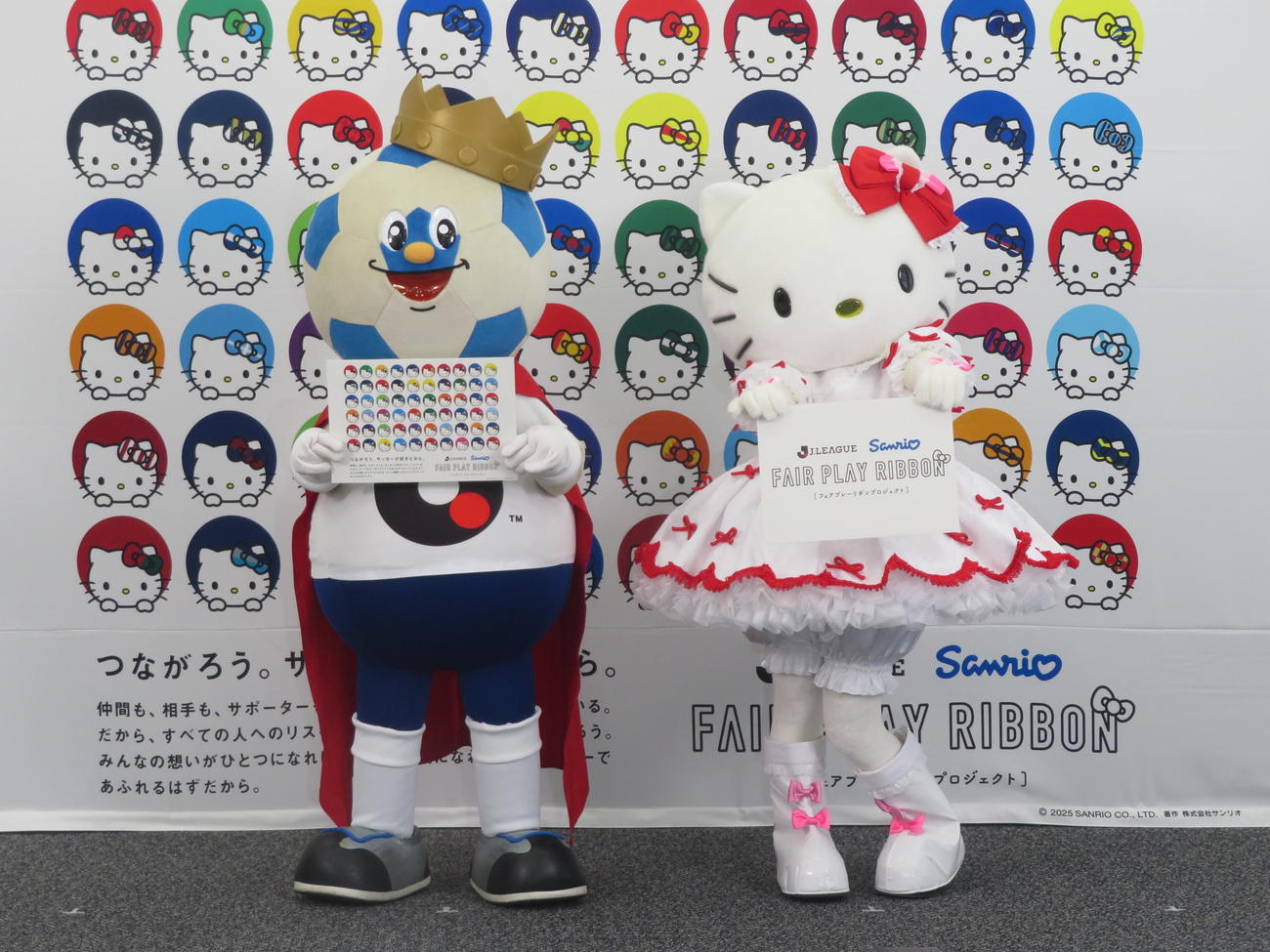 Jリーグとサンリオの共同企画「フェアプレーリボンプロジェクト」の発表会見に出席したJリーグキングとハローキティ（撮影・佐藤成）