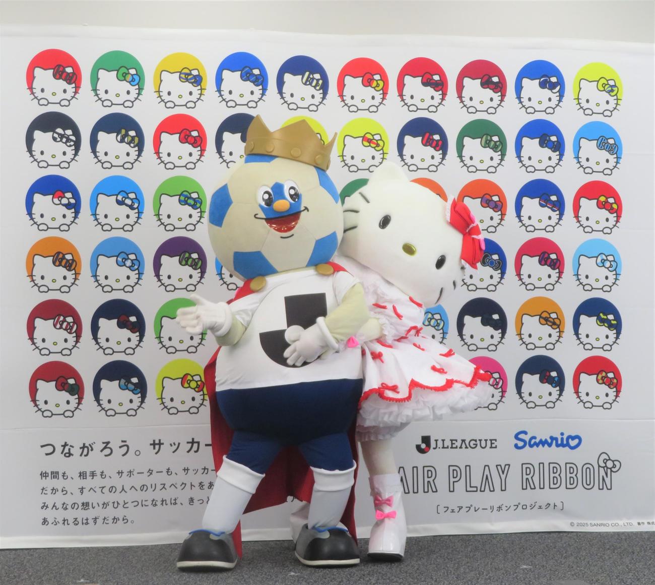Jリーグとサンリオの共同企画「フェアプレーリボンプロジェクト」の発表会見に出席したJリーグキングとハローキティ（撮影・佐藤成）