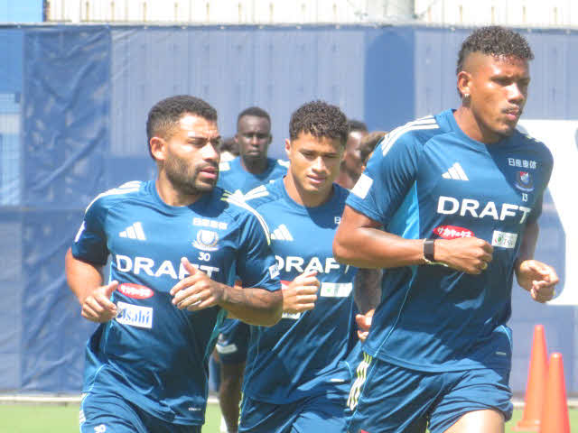ランニングする横浜MFアラウージョ（左）、FWヤンマテウス（中央）、DFキニョーネス