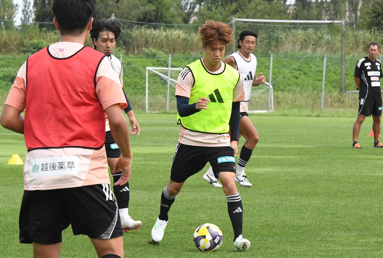 パスを出す新潟長谷川（中央）（撮影・小林忠）