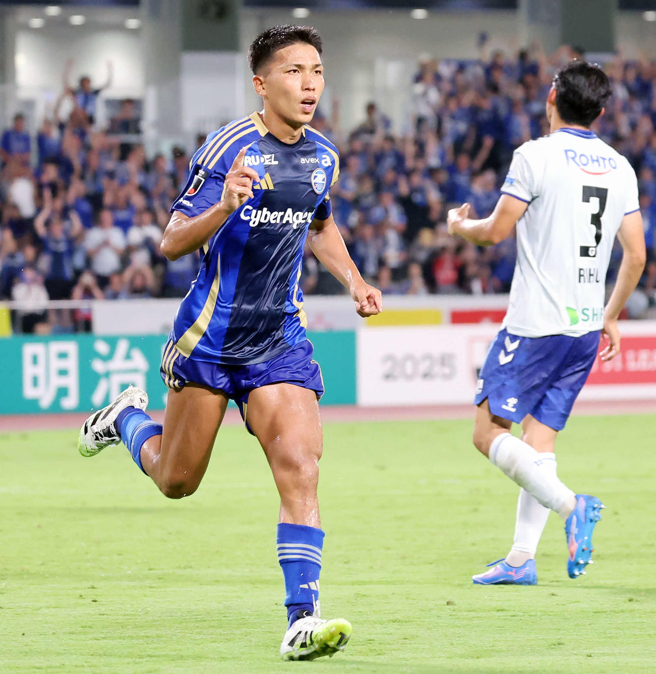 町田対G大阪　後半、ペナルティーキックを決め、喜ぶ町田西村（撮影・山本朝陽）