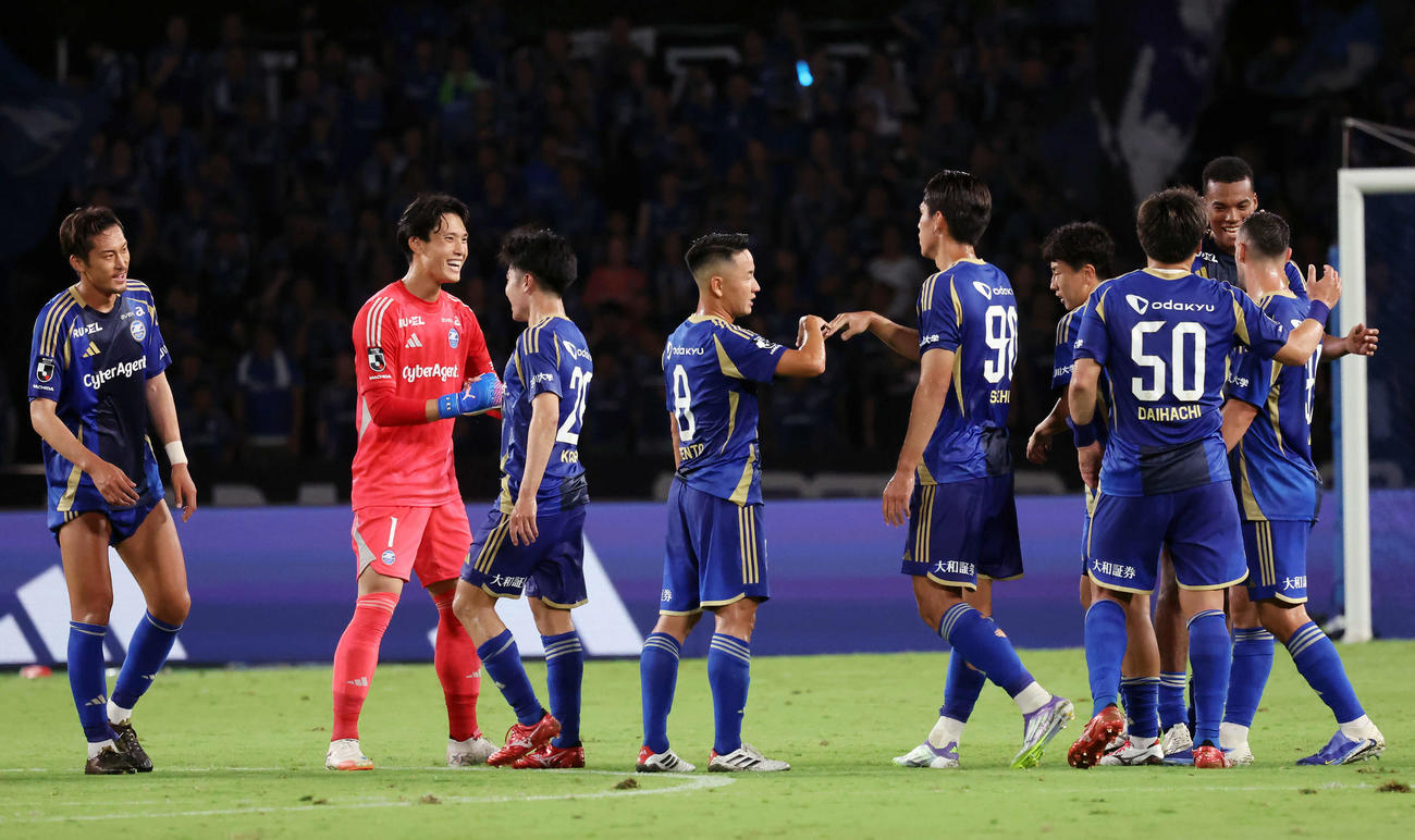 町田対G大阪　試合に勝利し、喜ぶ町田イレブン（撮影・山本朝陽）