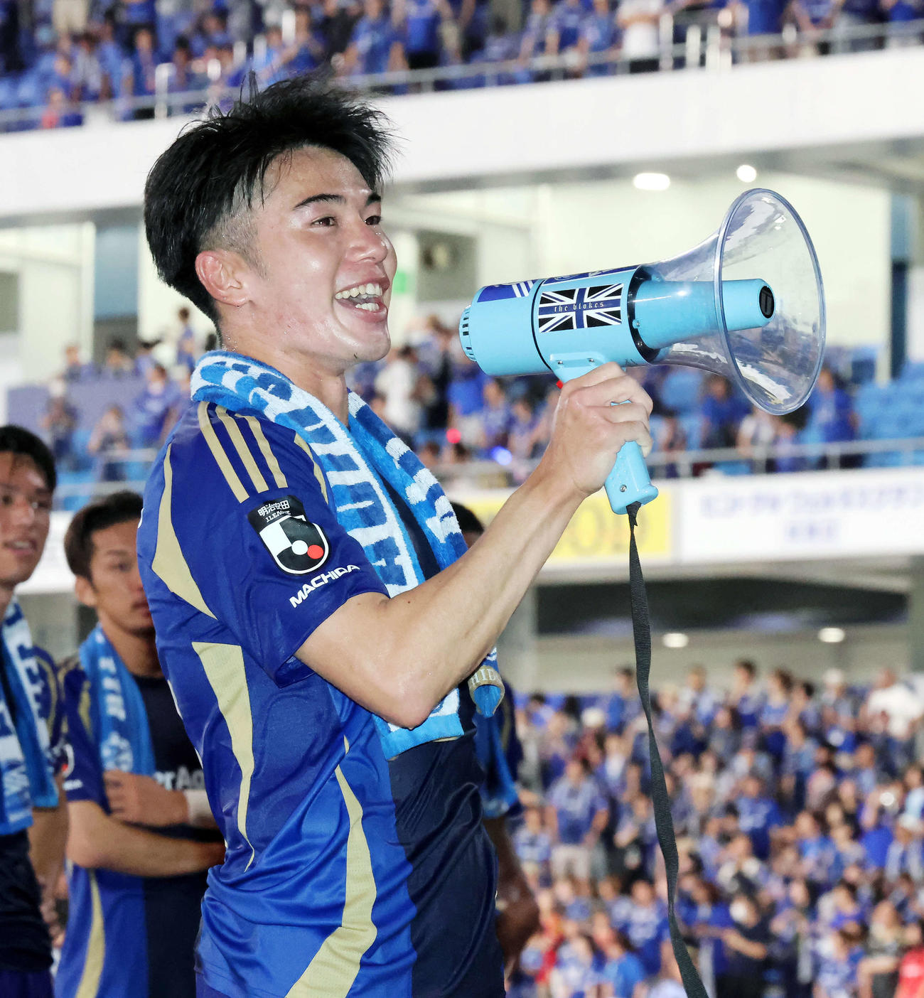 町田対G大阪　後半、2点目のゴールを決めた町田林はサポーターと喜びを分かち合う（撮影・山本朝陽）