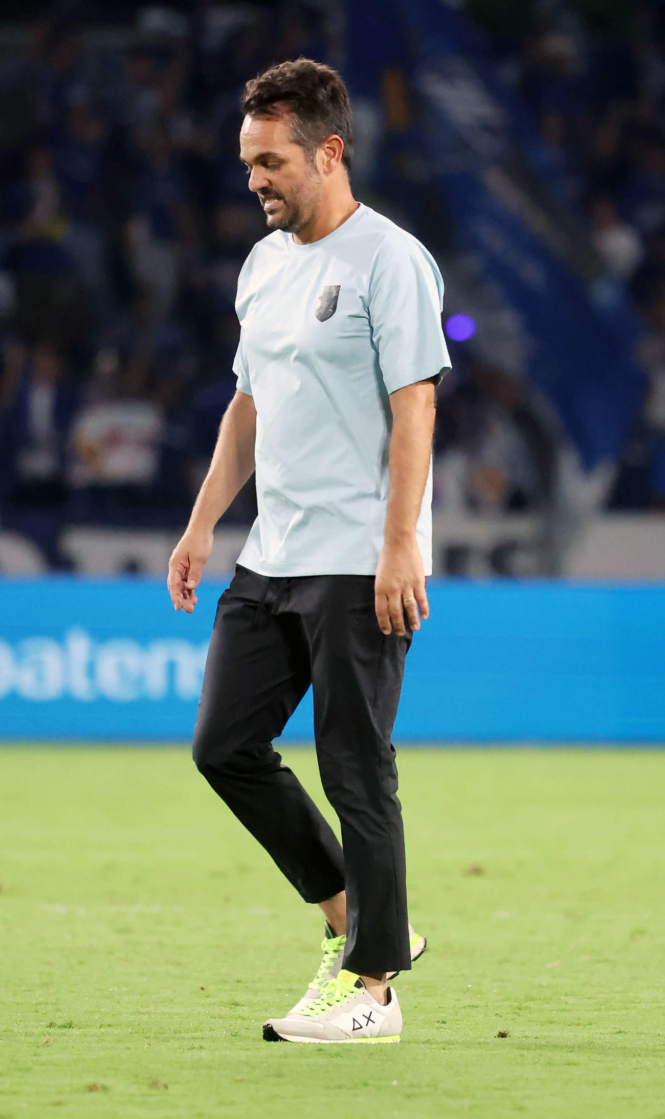 町田対G大阪　試合に敗れ悔しい表情を見せるG大阪ポヤトス監督（撮影・山本朝陽）