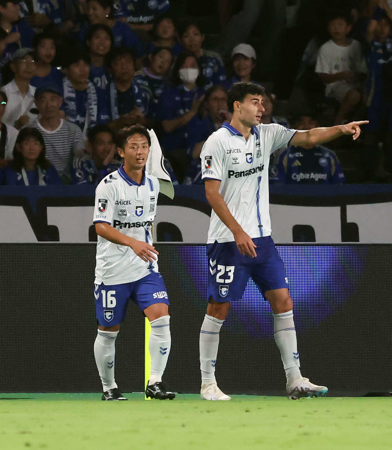 町田対G大阪　後半、ゴールを決め喜ぶG大阪ヒュメット（右）（撮影・山本朝陽）