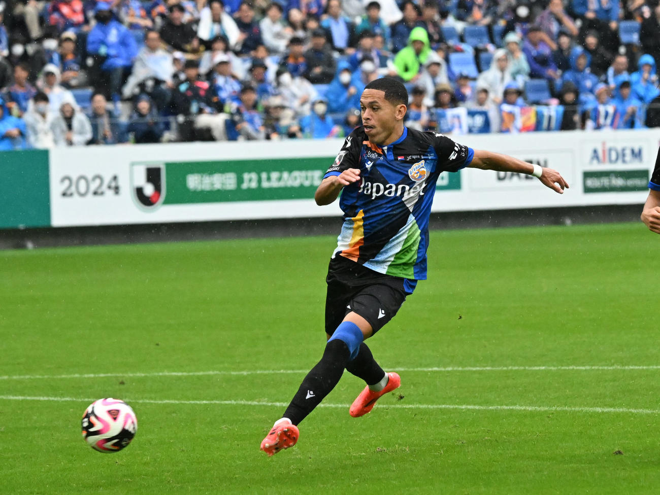 24年11月10日　長崎対愛媛　後半5分　長崎ギリェルメは左足でゴールを決め追加点を得る（撮影・林敢治）