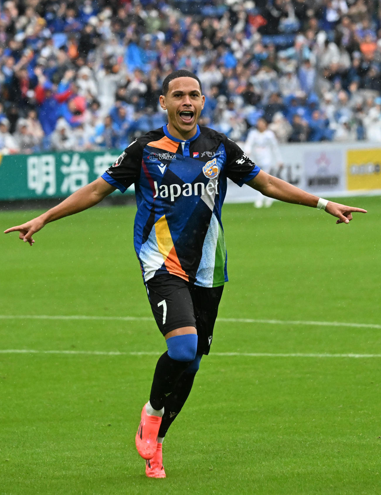 24年11月10日　長崎対愛媛　後半5分　長崎ギリェルメは左足でゴールを決め追加点を得る（撮影・林敢治）