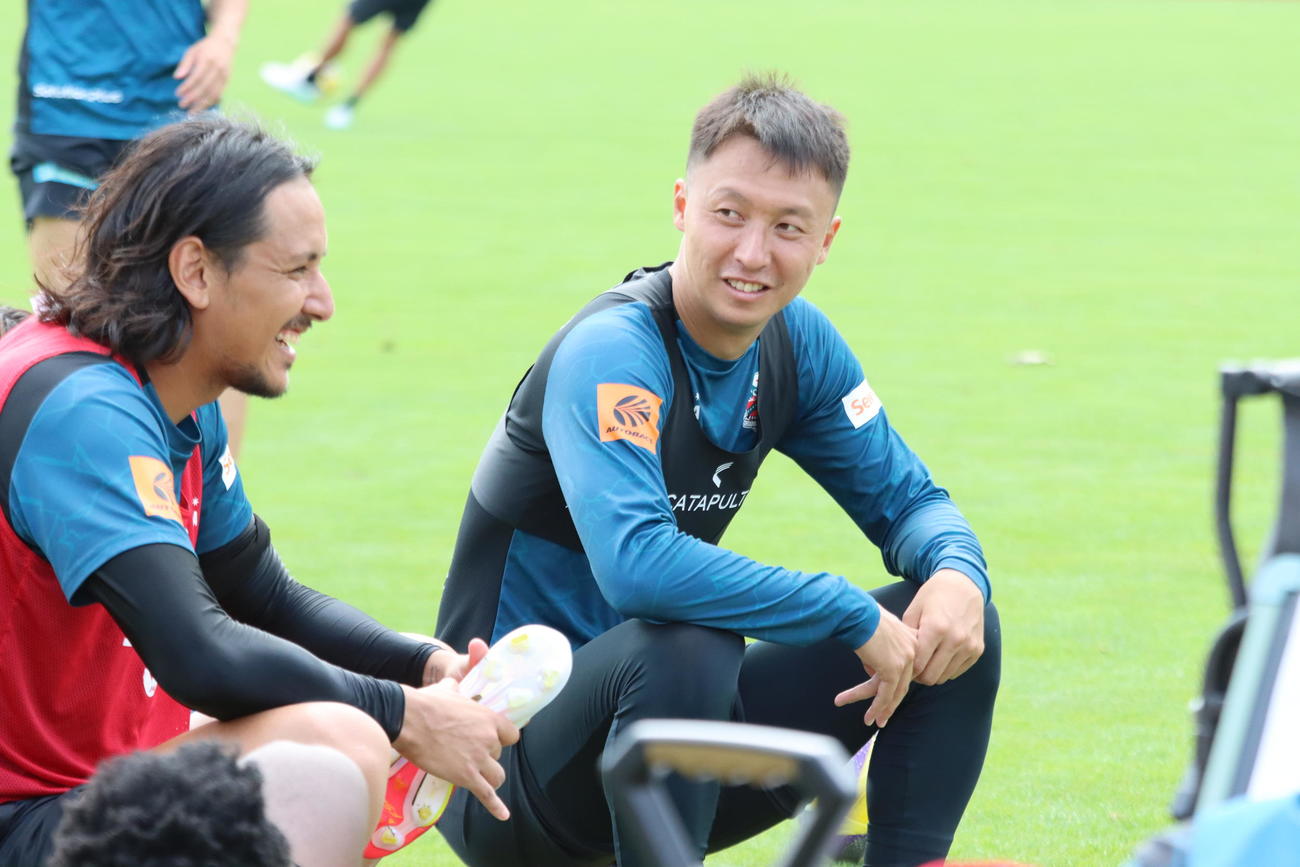 甲府戦に向けた練習後、札幌荒野（右）は大崎と話をする（撮影・保坂果那）