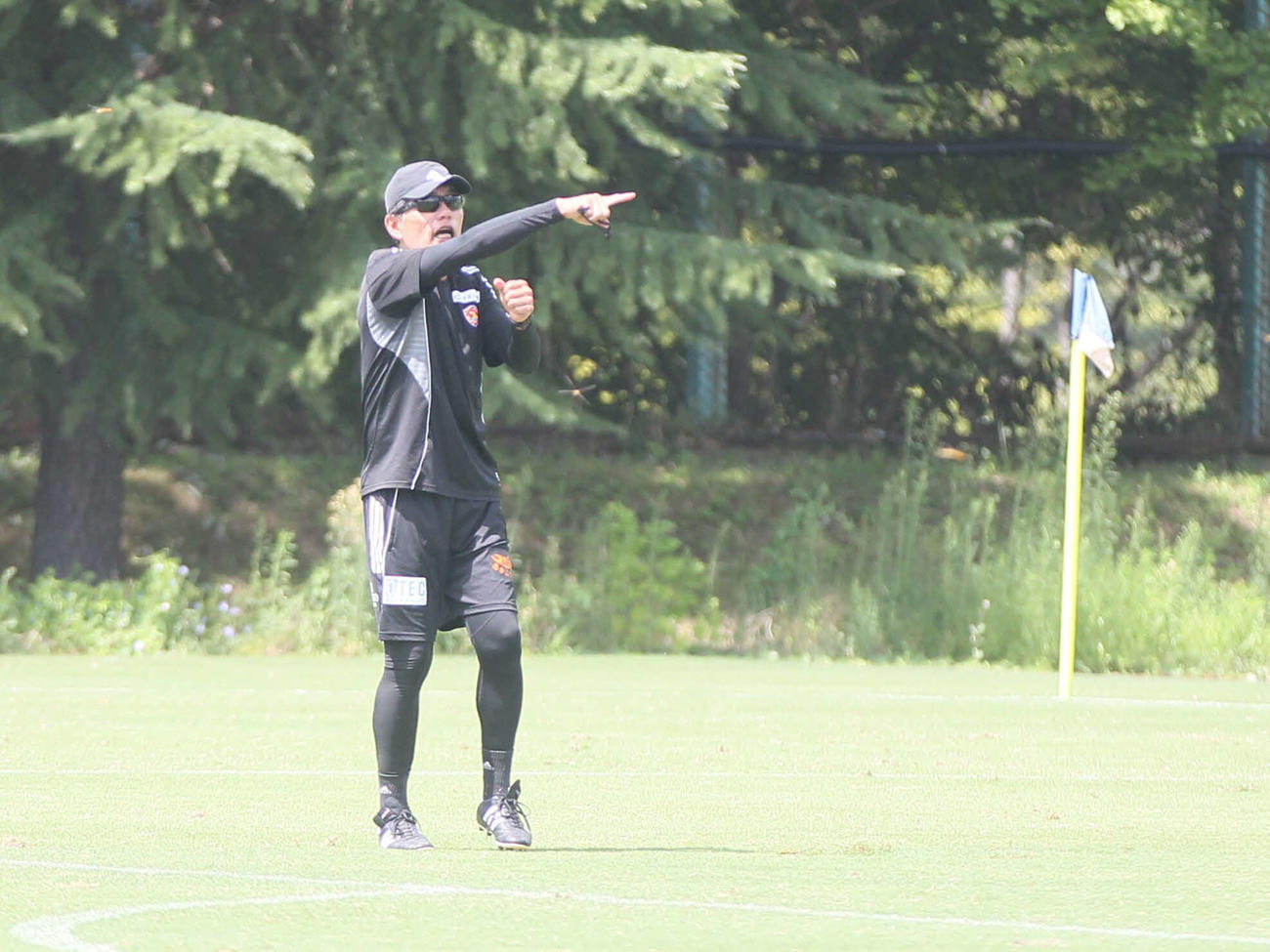 練習中に指示を出すJ2仙台・森山監督（撮影・高橋香奈）