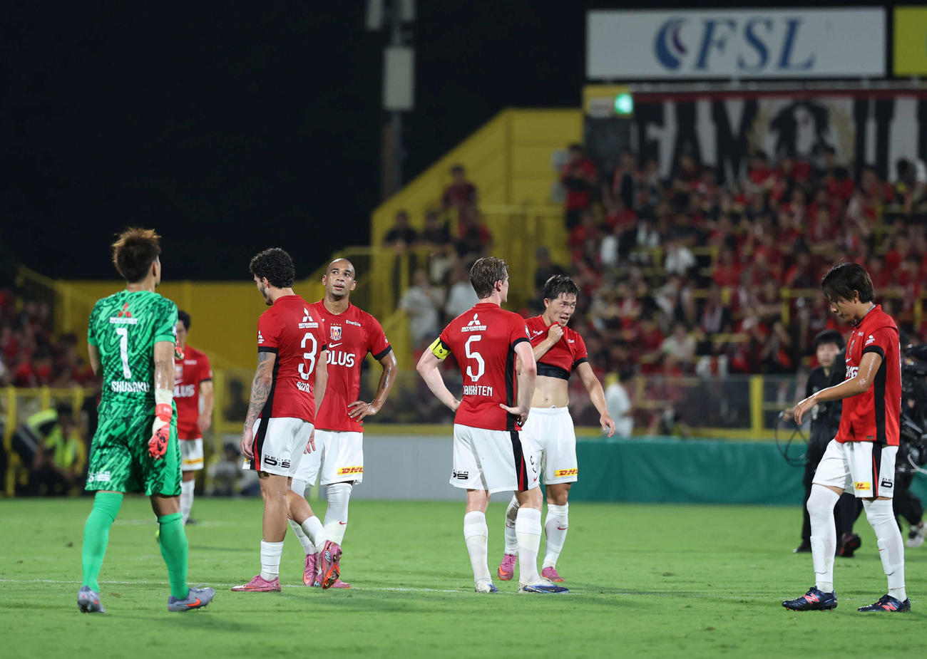 柏対浦和　試合が終了しがっくりとする浦和メンバー（撮影・増田悦実）