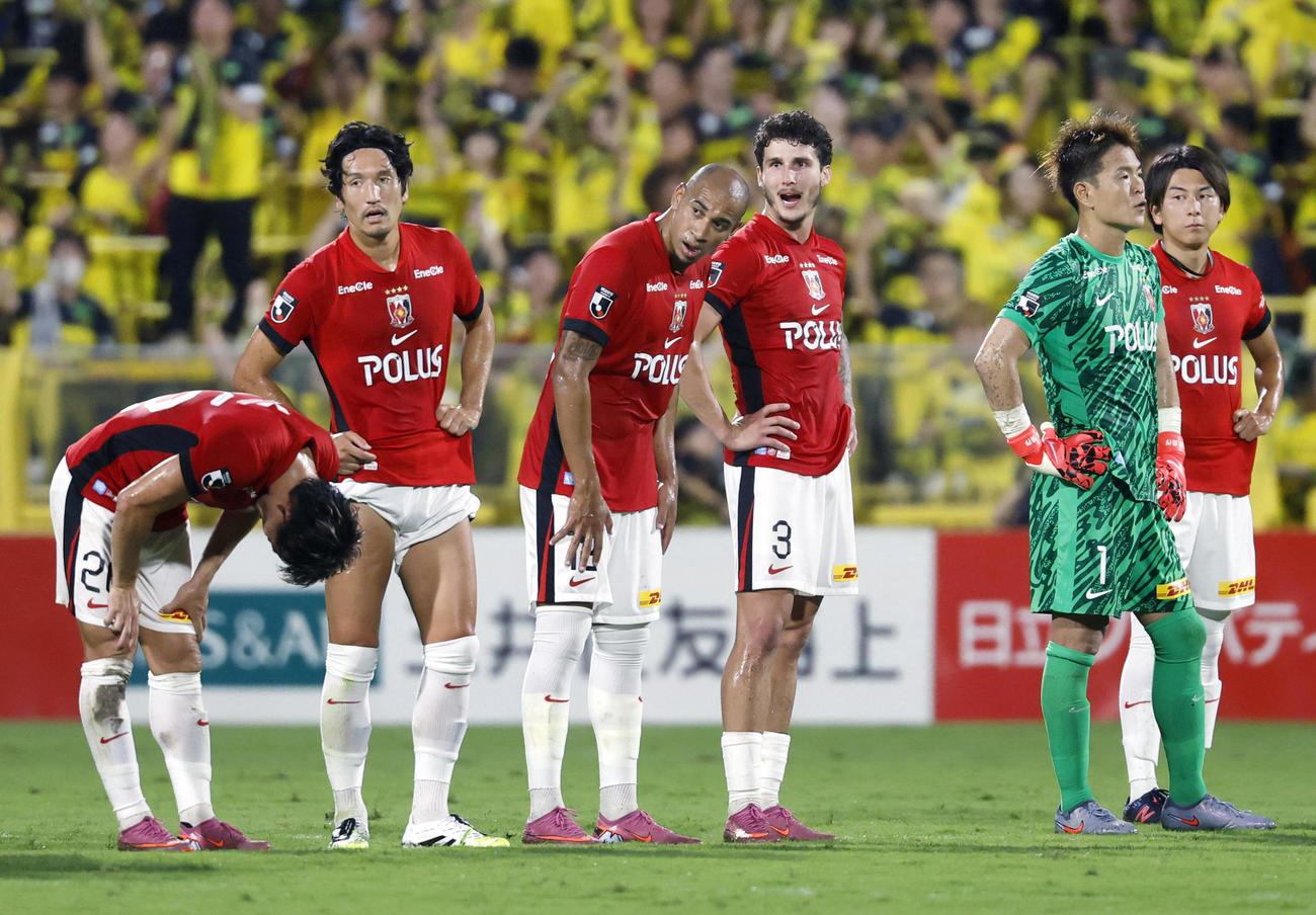 柏に敗れ、肩を落とす浦和イレブン（共同）