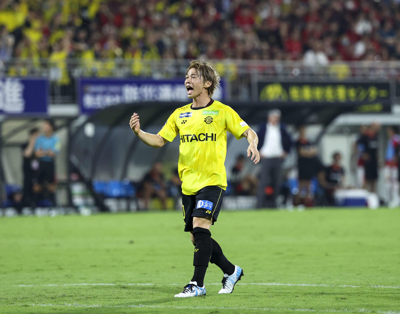 柏対浦和　後半、得点を決め観客をあおる柏瀬川（撮影・増田悦実）