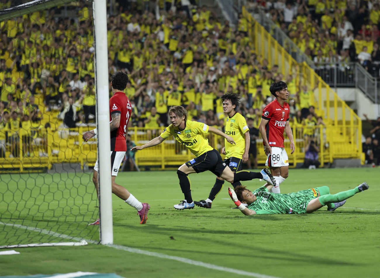 柏対浦和　後半、得点を決める柏の瀬川