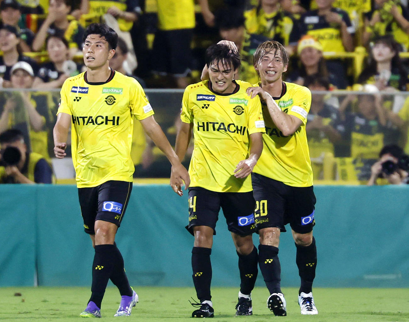 柏―浦和　試合終了間際、チーム4点目のゴールを決めた久保（中央）を祝福する柏・瀬川（右、共同）