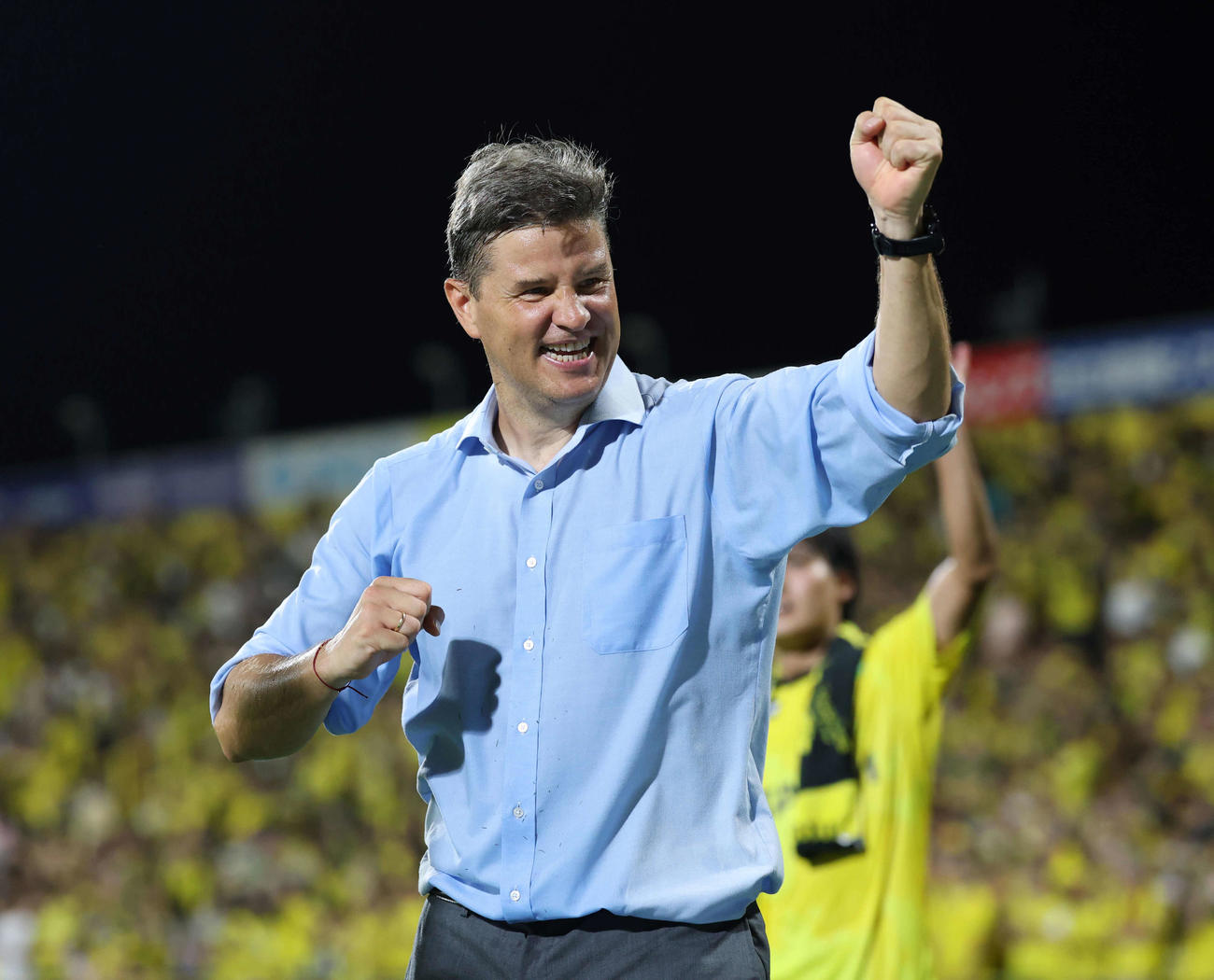 柏対浦和　試合終了後、観客にガッツポーズを見せるリカルド監督（撮影・増田悦実）