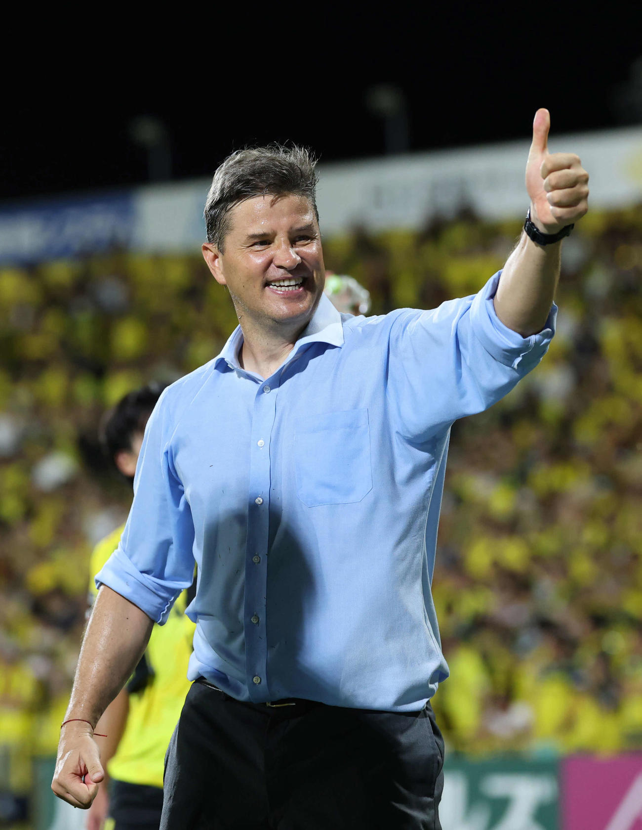 柏対浦和　試合終了後、観客にグッドポーズを見せるリカルド監督（撮影・増田悦実）