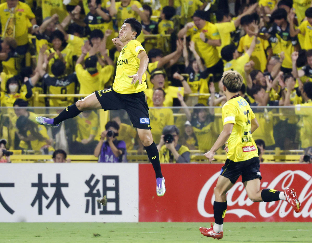 柏―浦和　後半、同点ゴールを決め、跳び上がって喜ぶ柏・細谷（左）(共同)