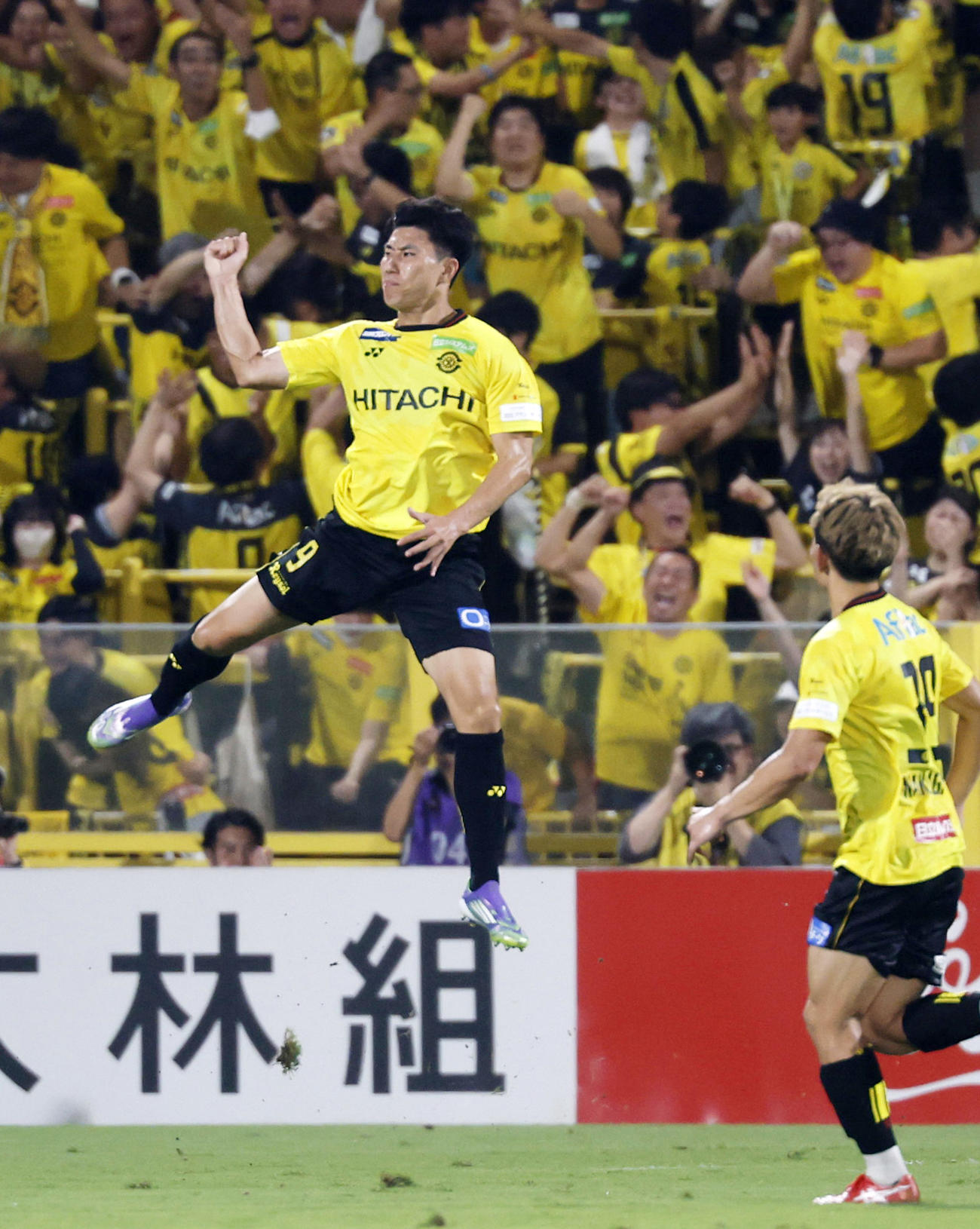後半、同点ゴールを決め、跳び上がって喜ぶ柏・細谷（共同）