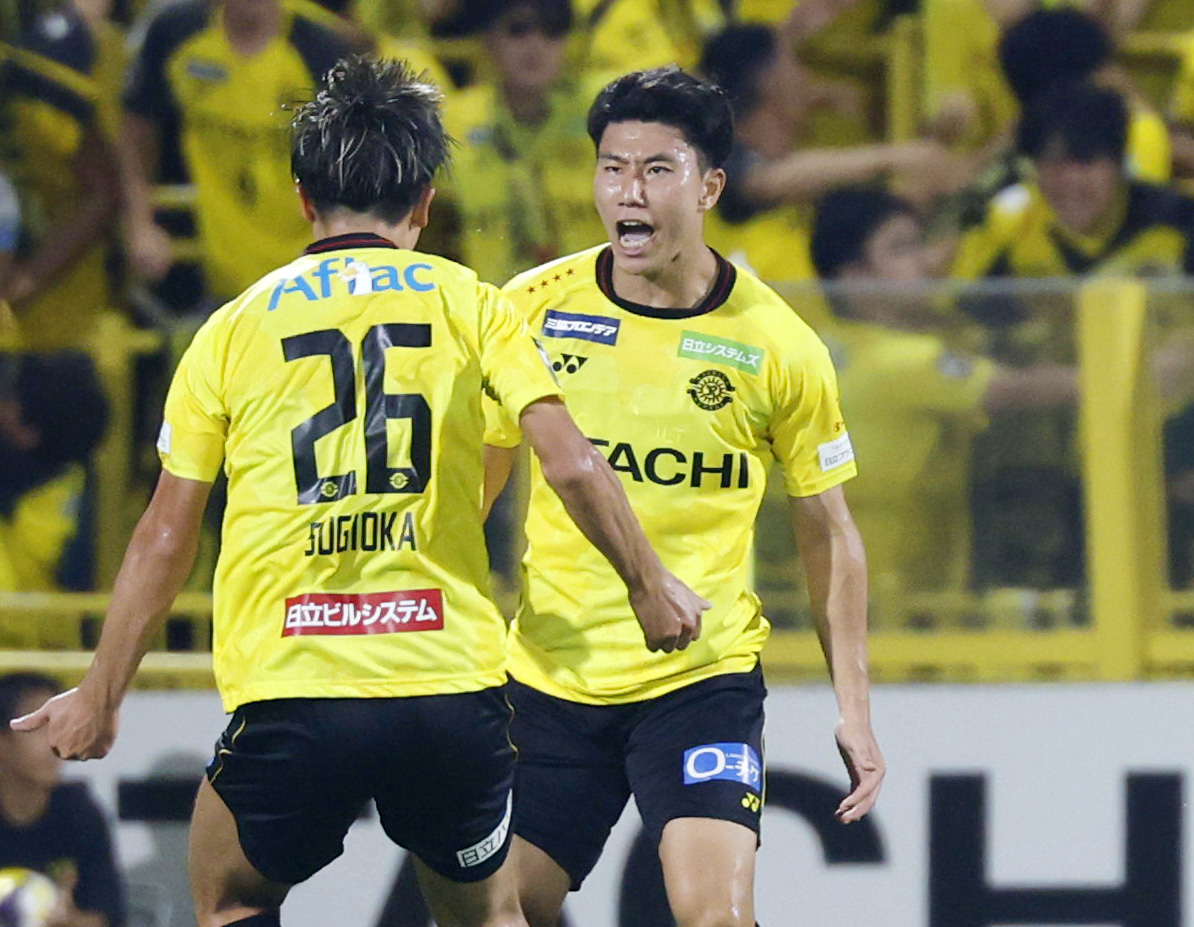後半、同点ゴールを決め喜ぶ柏・細谷（共同）