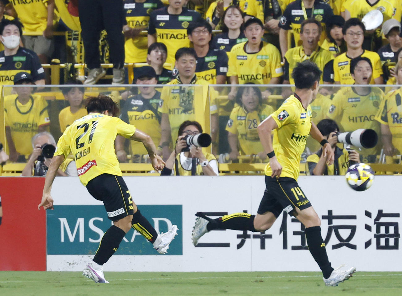 後半、チーム3点目の勝ち越しゴールを決める柏・小西（左、共同）