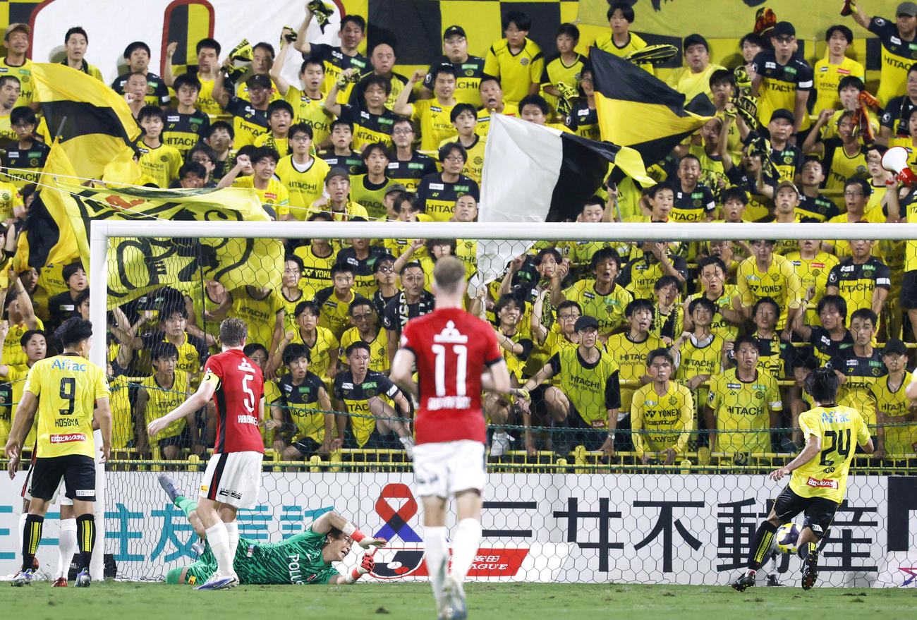 試合終了間際、チーム4点目のゴールを決める柏・久保（右端）。GK西川（共同）