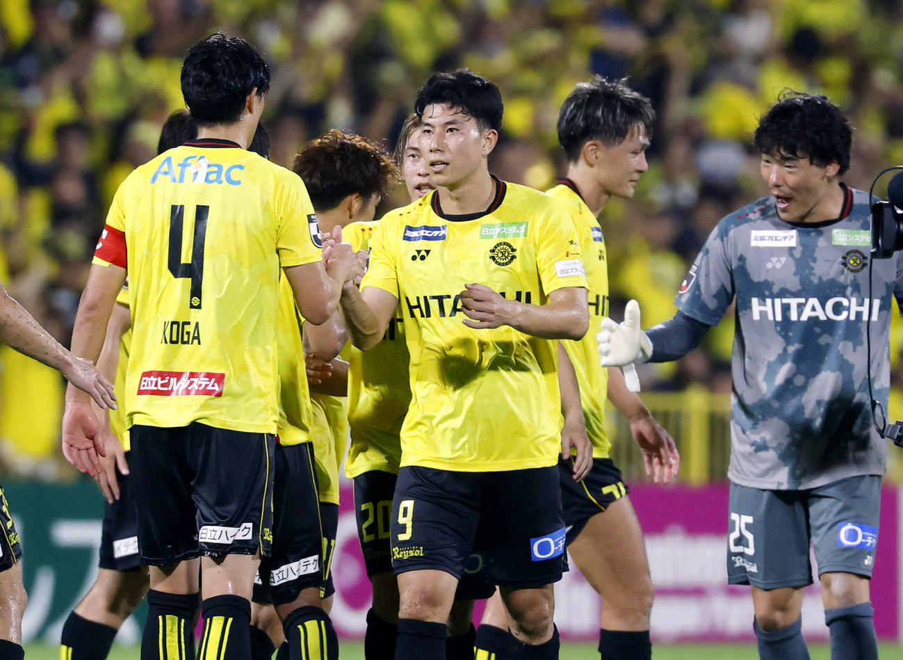 浦和に逆転勝ちし、タッチを交わす細谷（中央）ら柏イレブン（共同）