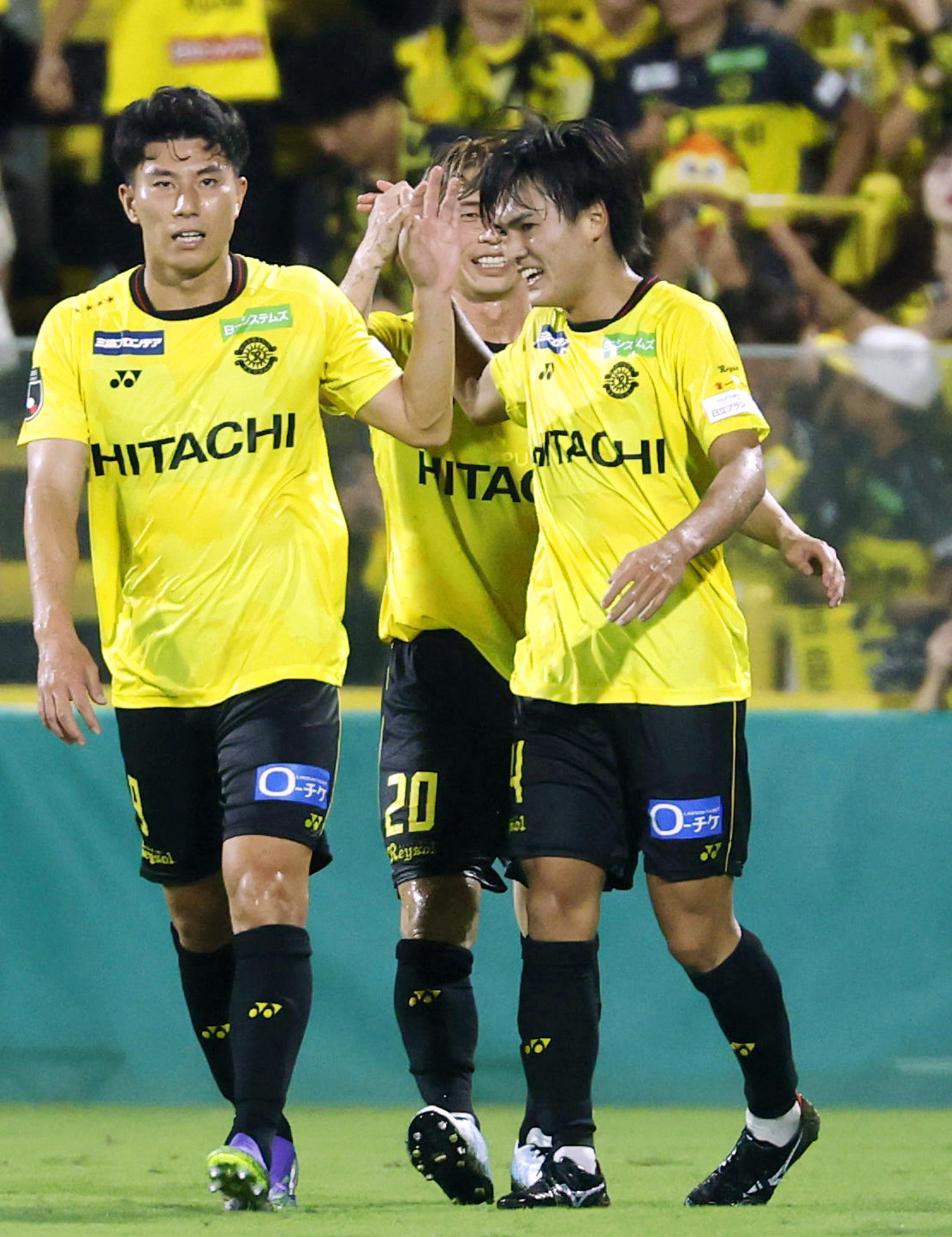 試合終了間際、チーム4点目のゴールを決め、タッチを交わす柏・久保（右、共同）