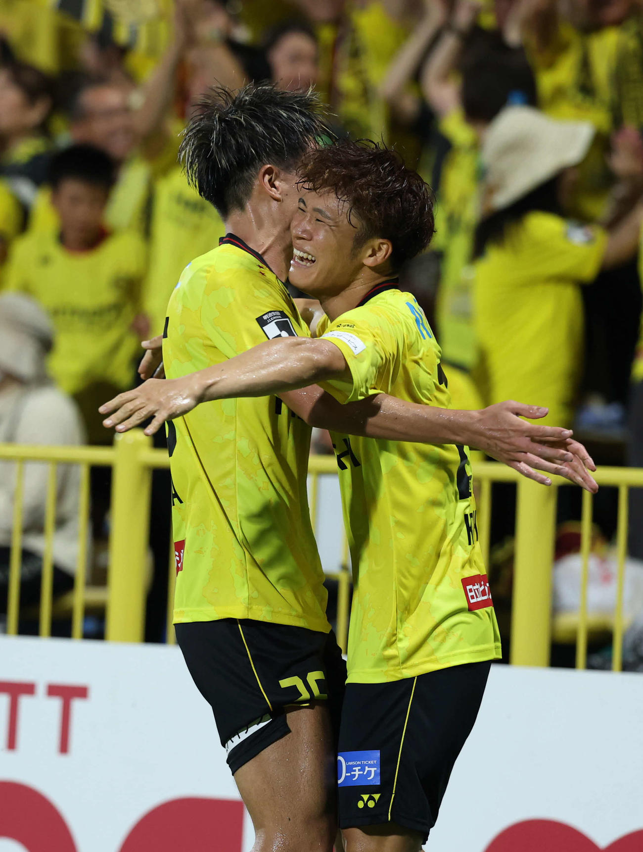 柏対浦和　後半、シュートを決め喜ぶ小西（右）（撮影・増田悦実）