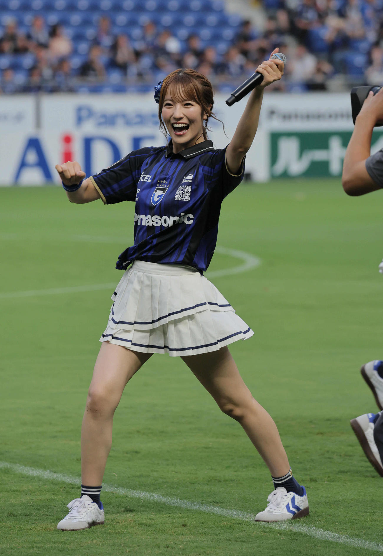 G大阪対横浜FC戦を前にパフォーマンスを披露したMBS「ガンバTV～青と黒～」の番組MCを務めるNMB48小嶋花梨（撮影・宮崎幸一）