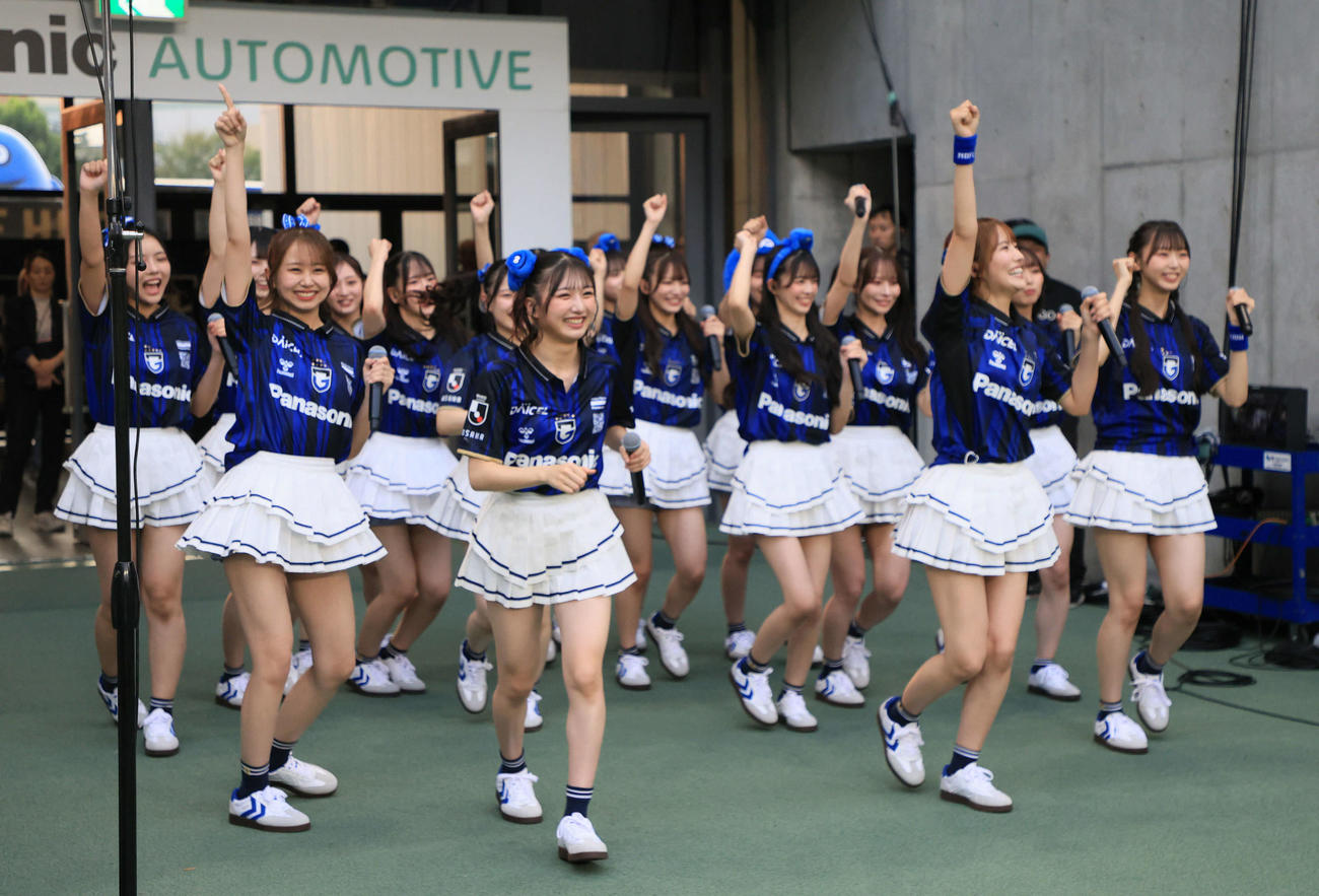 G大阪対横浜FC戦を前にパフォーマンスを披露したNMB48（撮影・宮崎幸一）