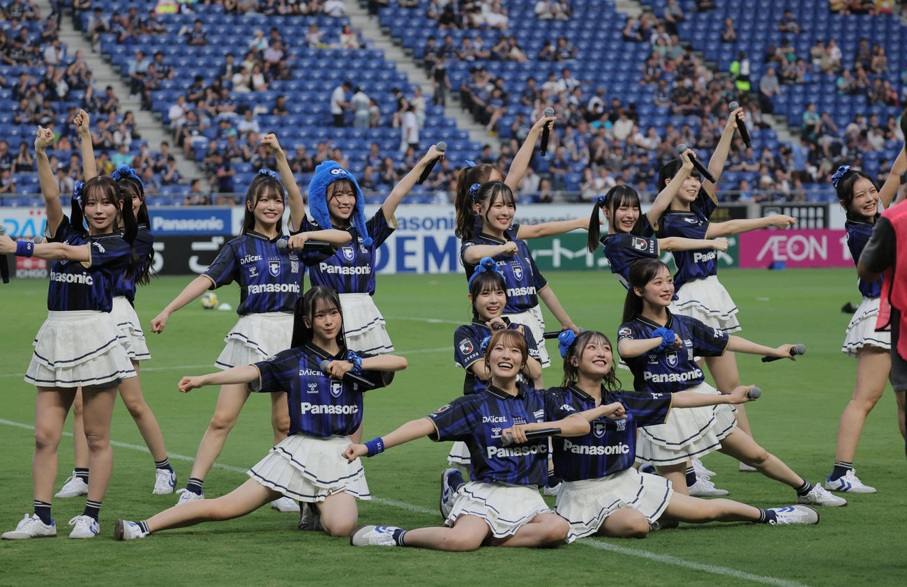 G大阪対横浜FC戦を前にパフォーマンスを披露したNMB48（撮影・宮崎幸一）