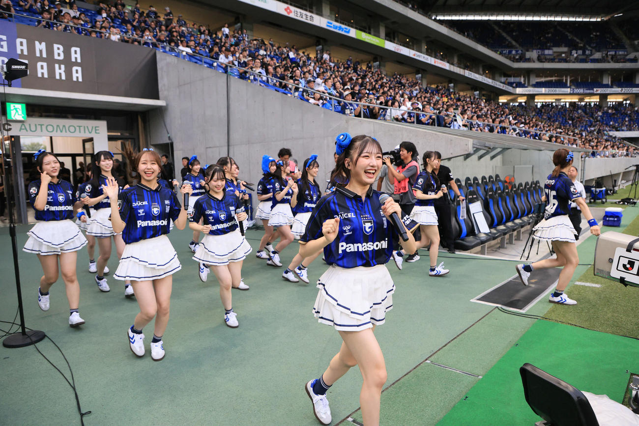 G大阪対横浜FC戦を前にパフォーマンスを披露したNMB48（撮影・宮崎幸一）