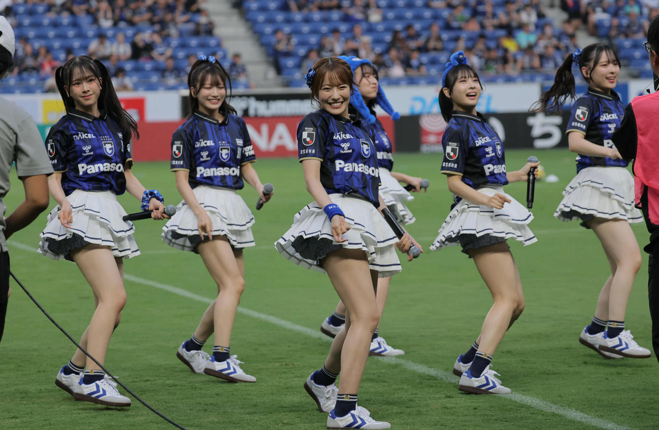 G大阪対横浜FC戦を前にパフォーマンスを披露したMBS「ガンバTV～青と黒～」の番組MCを務めるNMB48小嶋花梨（中央）ら（撮影・宮崎幸一）