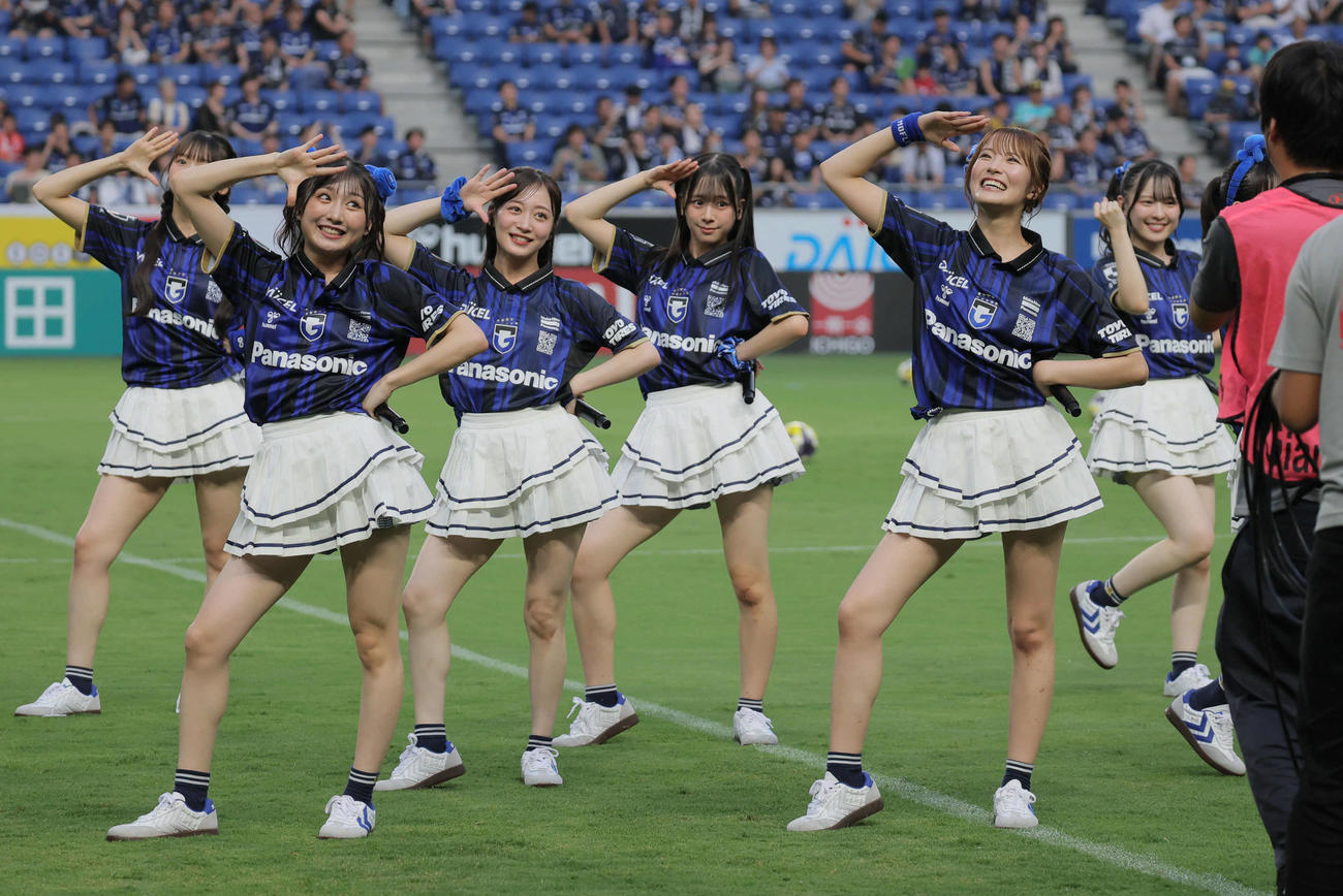 G大阪対横浜FC戦を前にパフォーマンスを披露したNMB48（撮影・宮崎幸一）