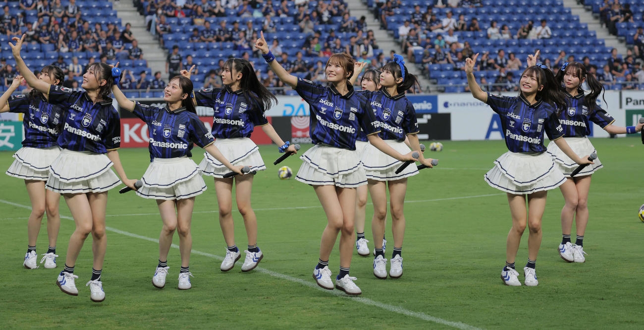 G大阪対横浜FC戦を前にパフォーマンスを披露したNMB48（撮影・宮崎幸一）