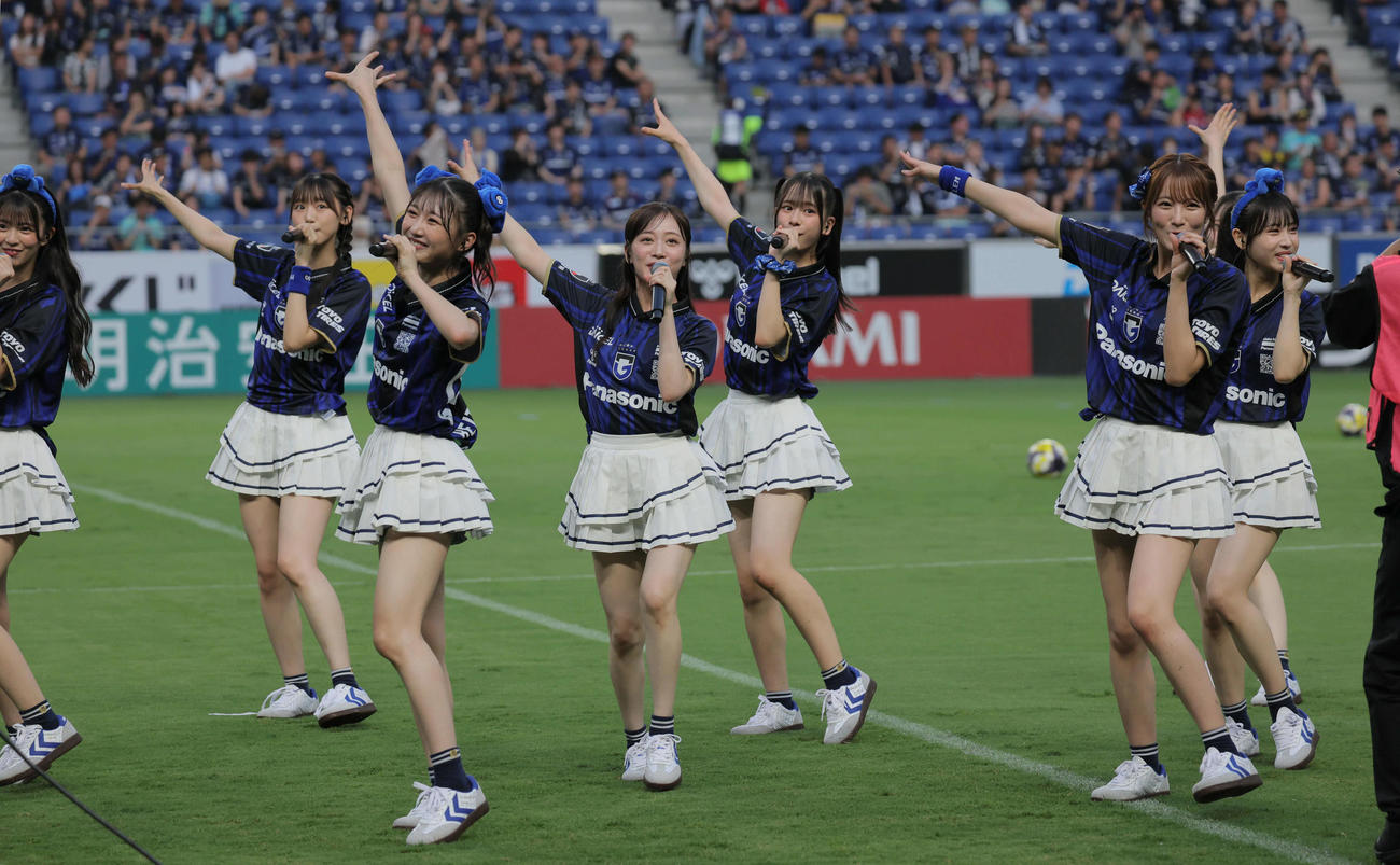 G大阪対横浜FC戦を前にパフォーマンスを披露したNMB48（撮影・宮崎幸一）