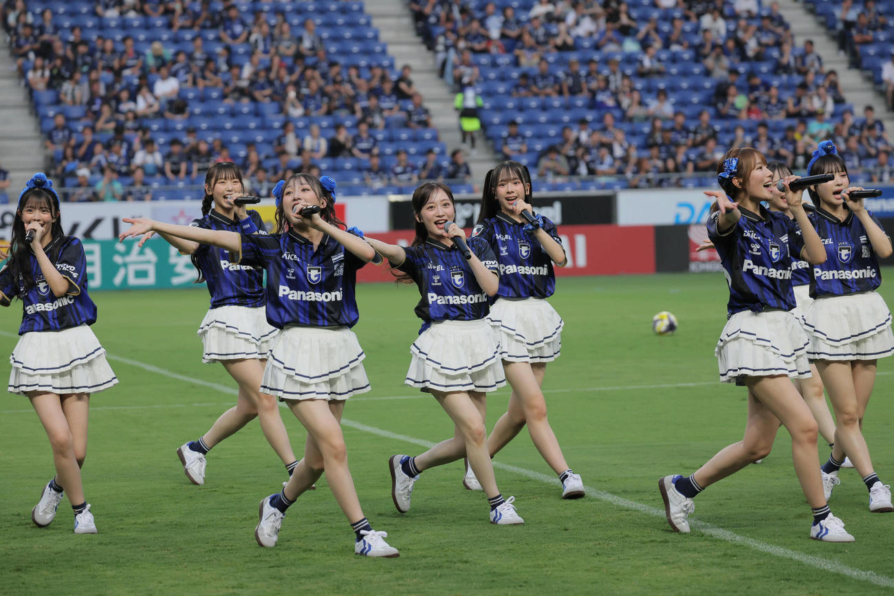 G大阪対横浜FC戦を前にパフォーマンスを披露したNMB48（撮影・宮崎幸一）