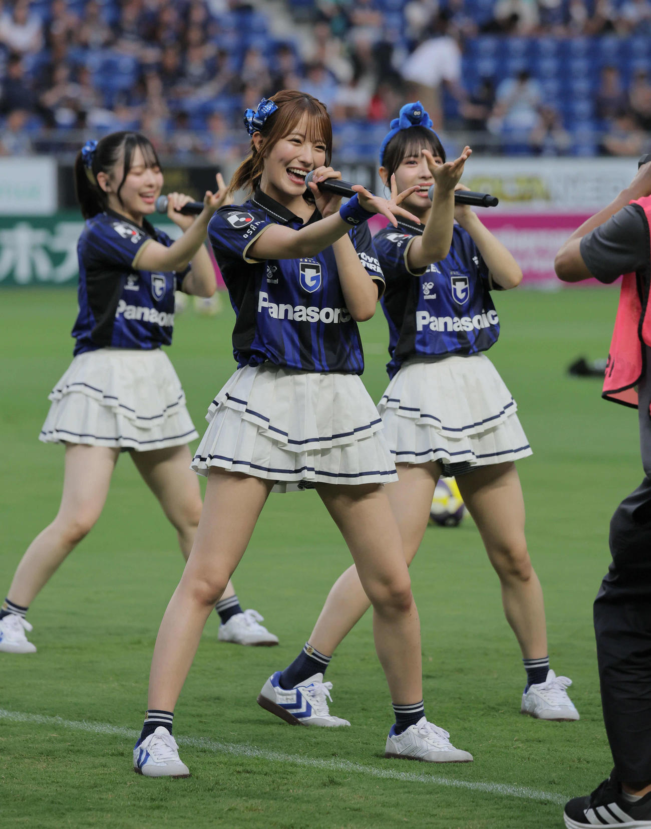 G大阪対横浜FC戦を前にパフォーマンスを披露したMBS「ガンバTV～青と黒～」の番組MCを務めるNMB48小嶋花梨ら（撮影・宮崎幸一）